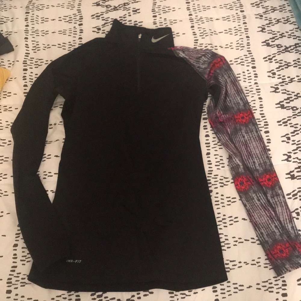 Nike therma-fit long sleeve top.